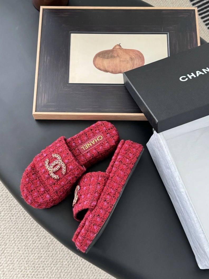 Minimalist Chxnxl Slippers 119868