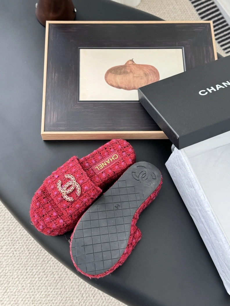 Minimalist Chxnxl Slippers 119868