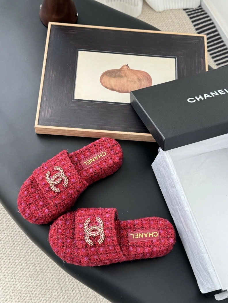 Minimalist Chxnxl Slippers 119868