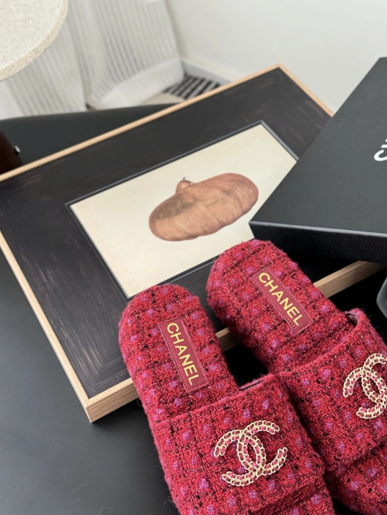 Minimalist Chxnxl Slippers 119868