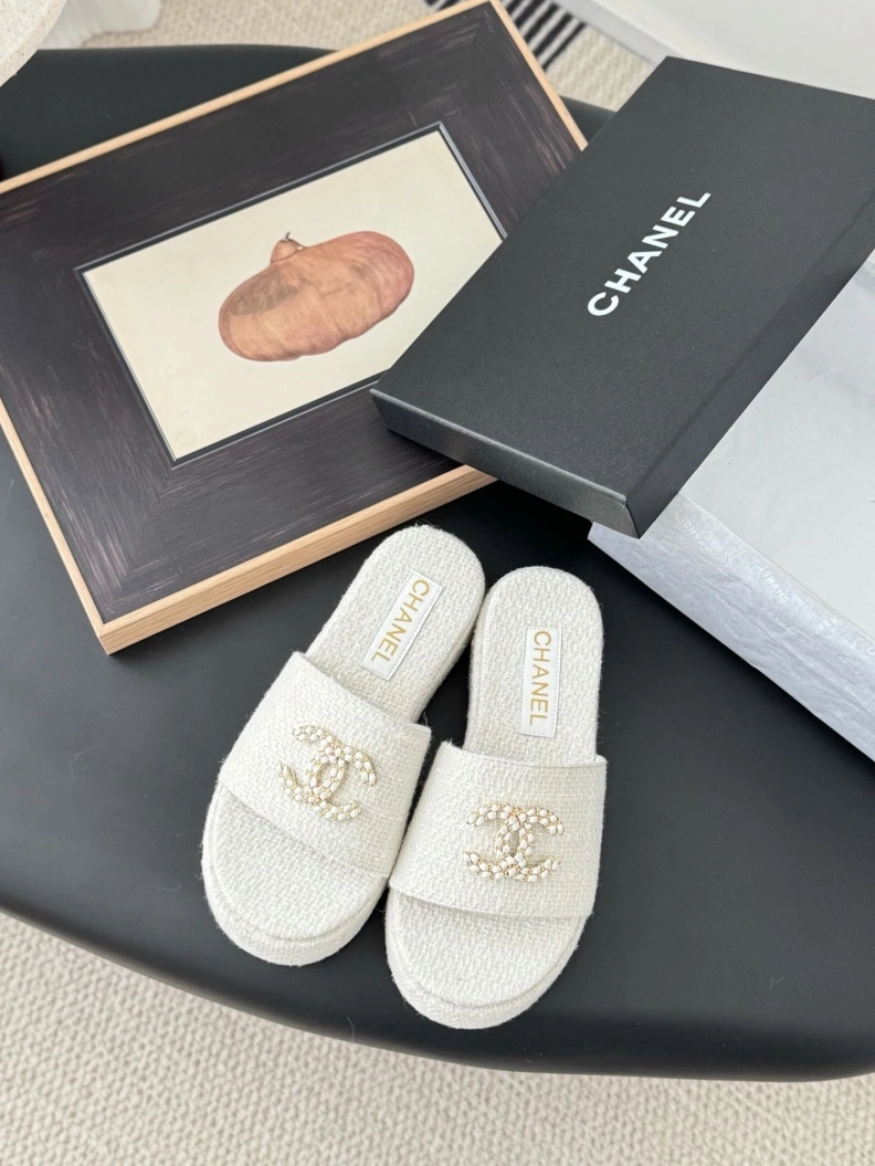 Versatile Chxnxl Slippers 119871