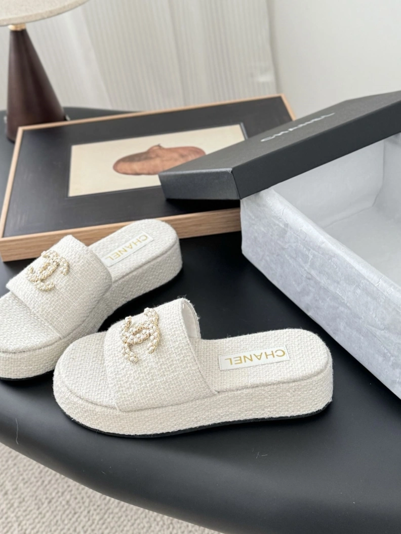 Versatile Chxnxl Slippers 119871