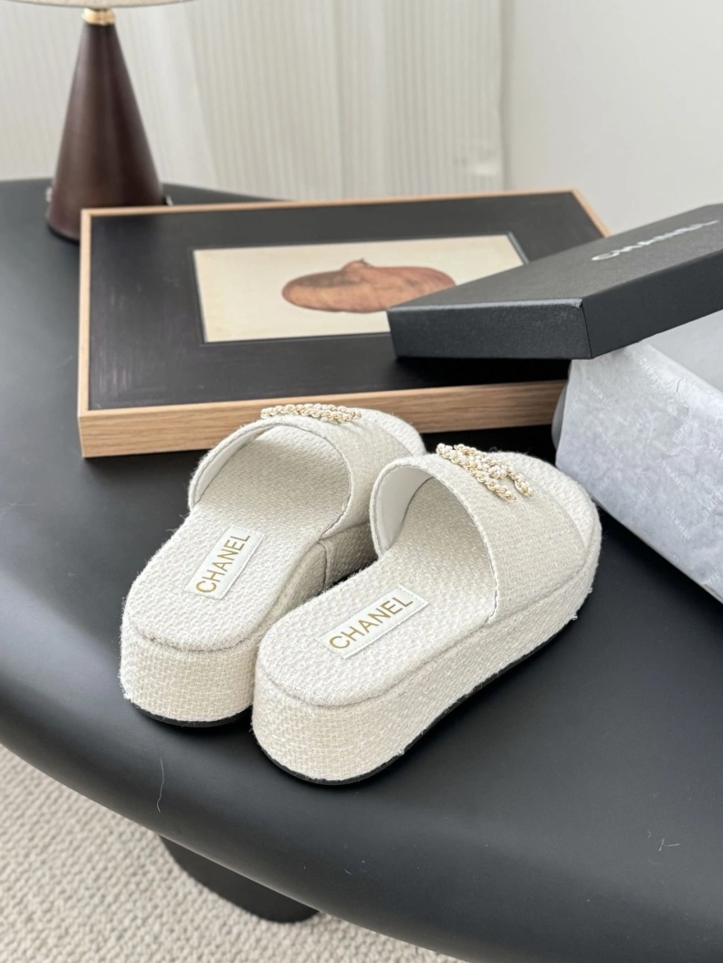 Versatile Chxnxl Slippers 119871