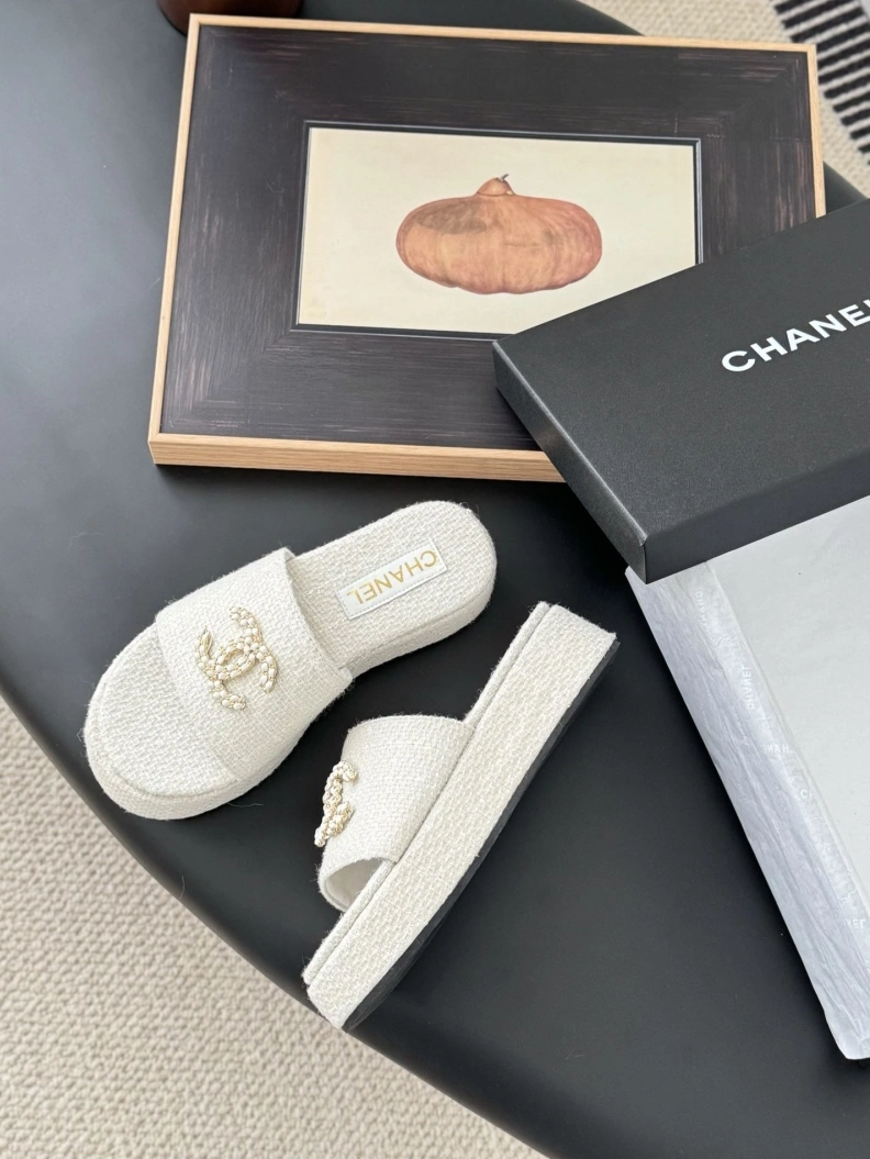 Versatile Chxnxl Slippers 119871