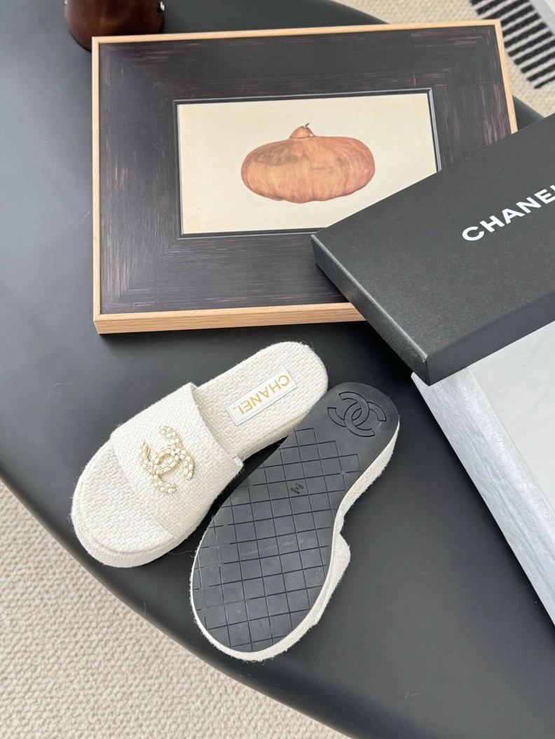 Versatile Chxnxl Slippers 119871