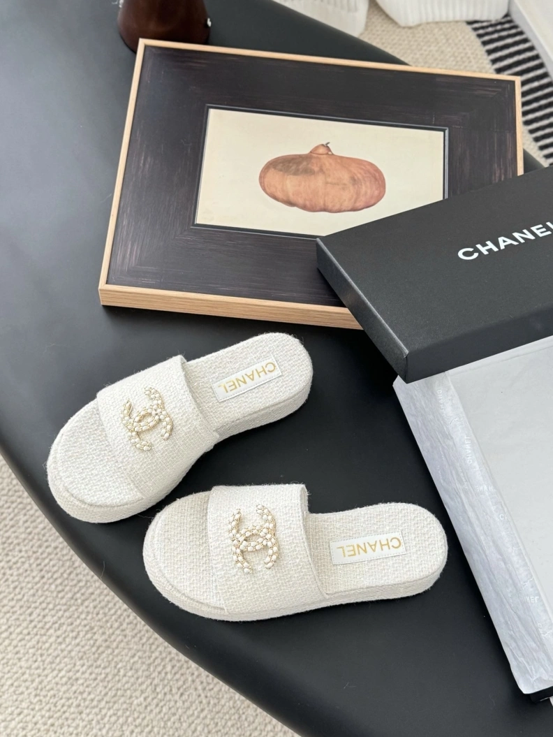 Versatile Chxnxl Slippers 119871