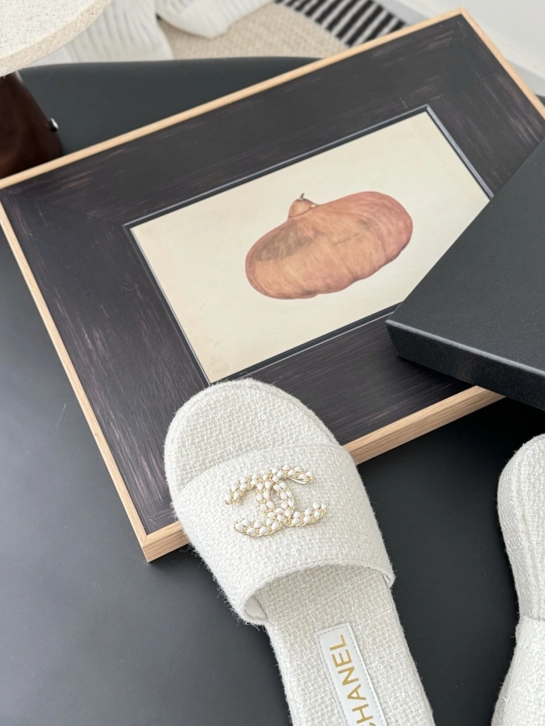 Versatile Chxnxl Slippers 119871