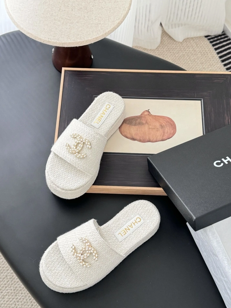 Versatile Chxnxl Slippers 119871