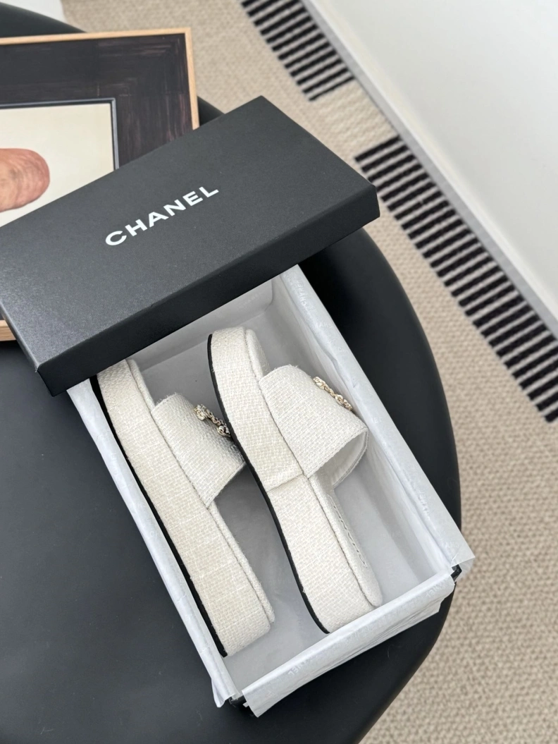 Versatile Chxnxl Slippers 119871