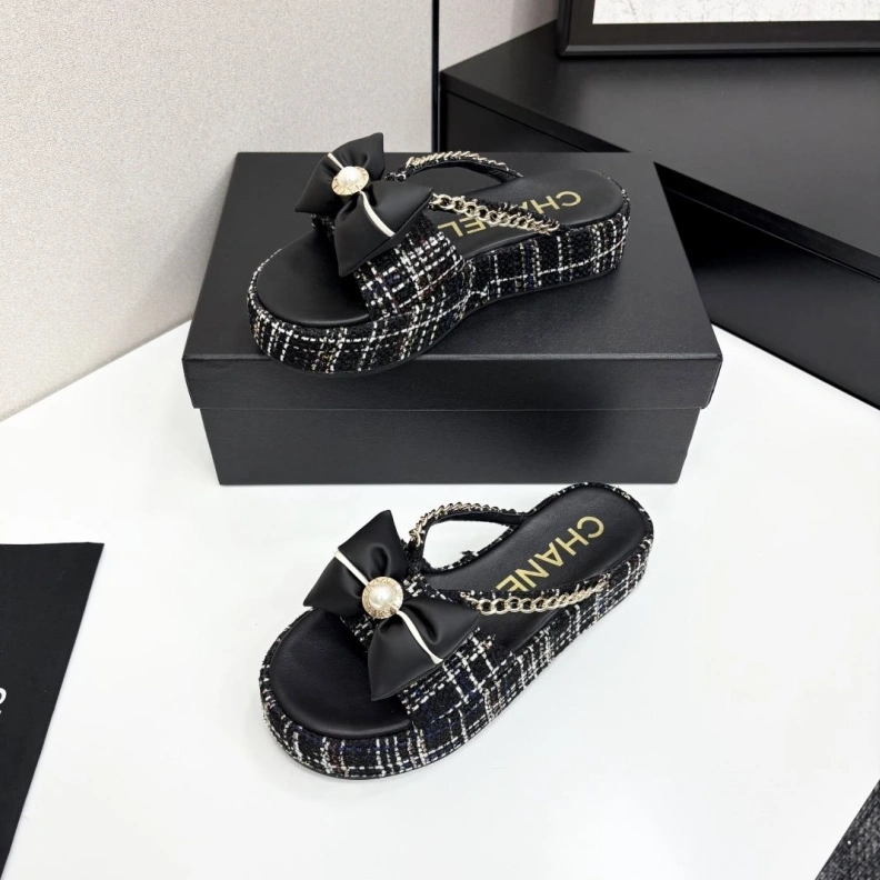 Flexible Chxnxl Slippers 119861