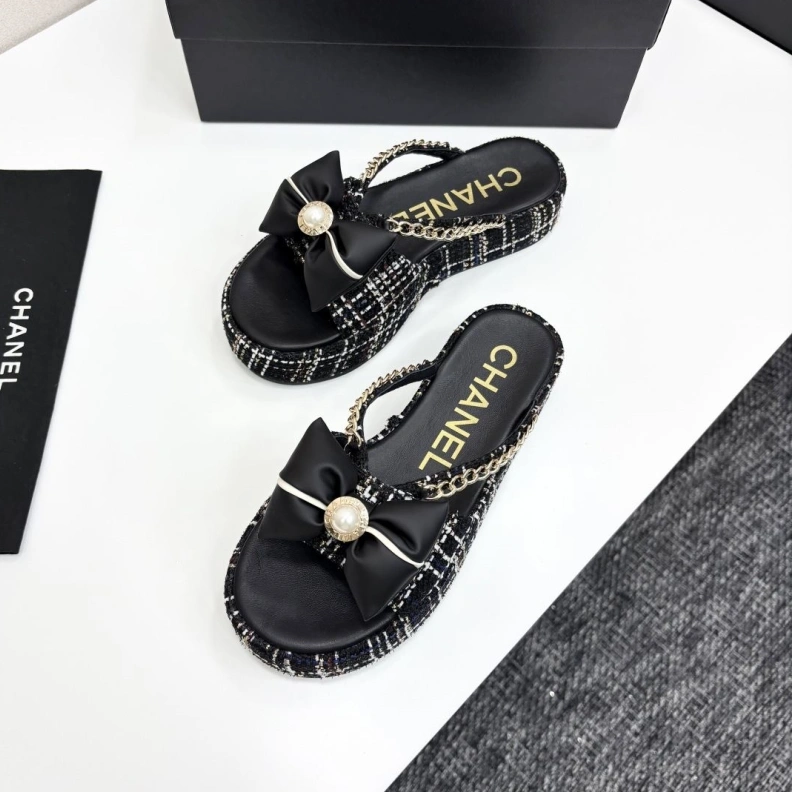 Flexible Chxnxl Slippers 119861