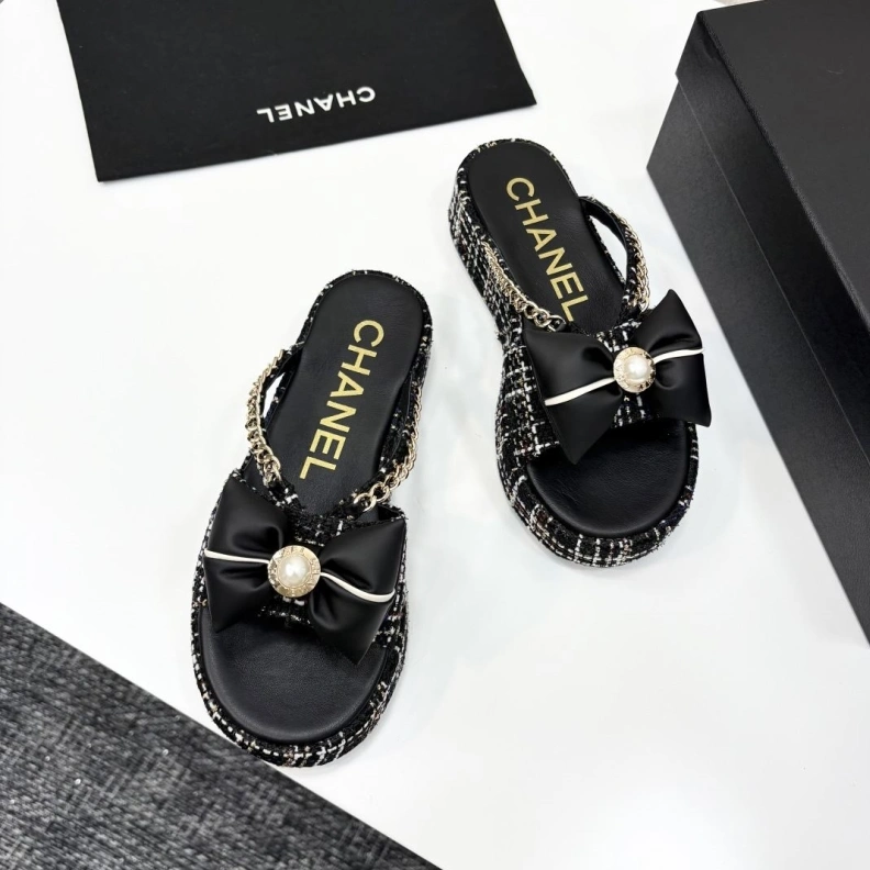 Flexible Chxnxl Slippers 119861
