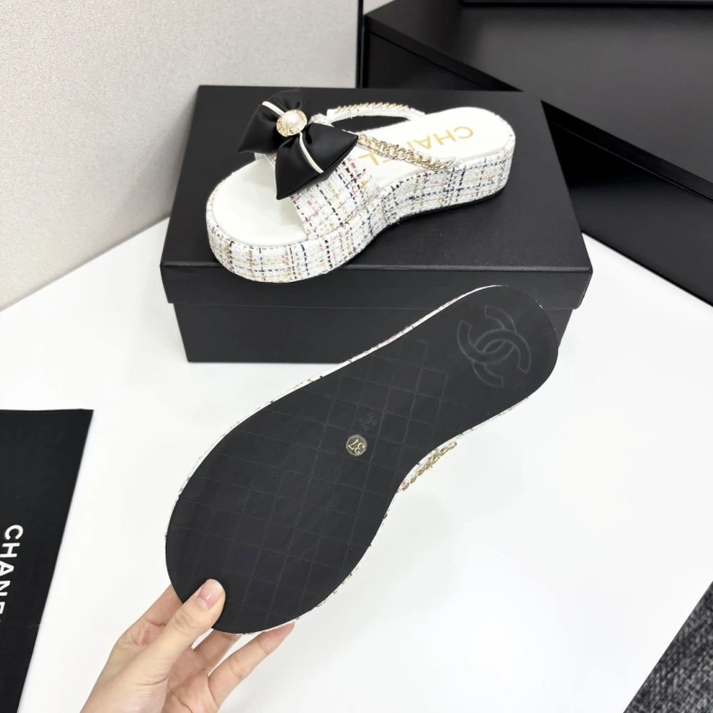 Classic Chxnxl Slippers 119863