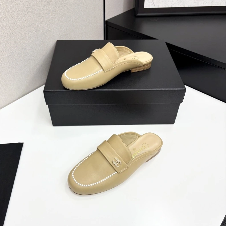 EyeCatching Chxnxl Slippers 119852