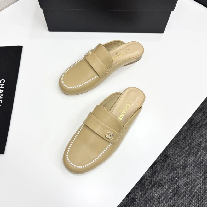 EyeCatching Chxnxl Slippers 119852