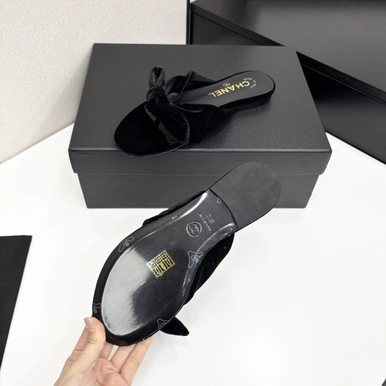 Bold Chxnxl Slippers 119847