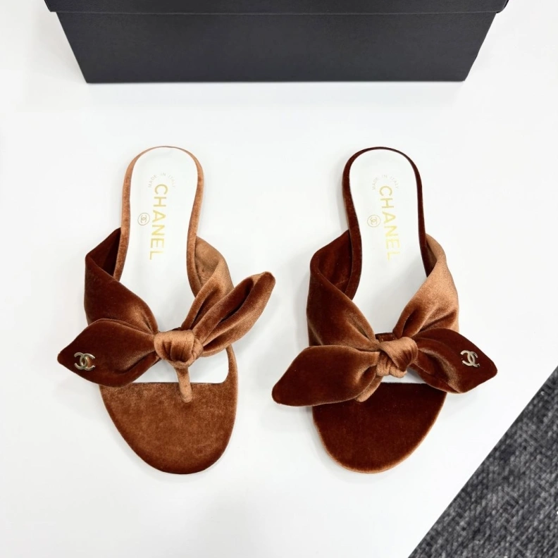 Bright Chxnxl Slippers 119851