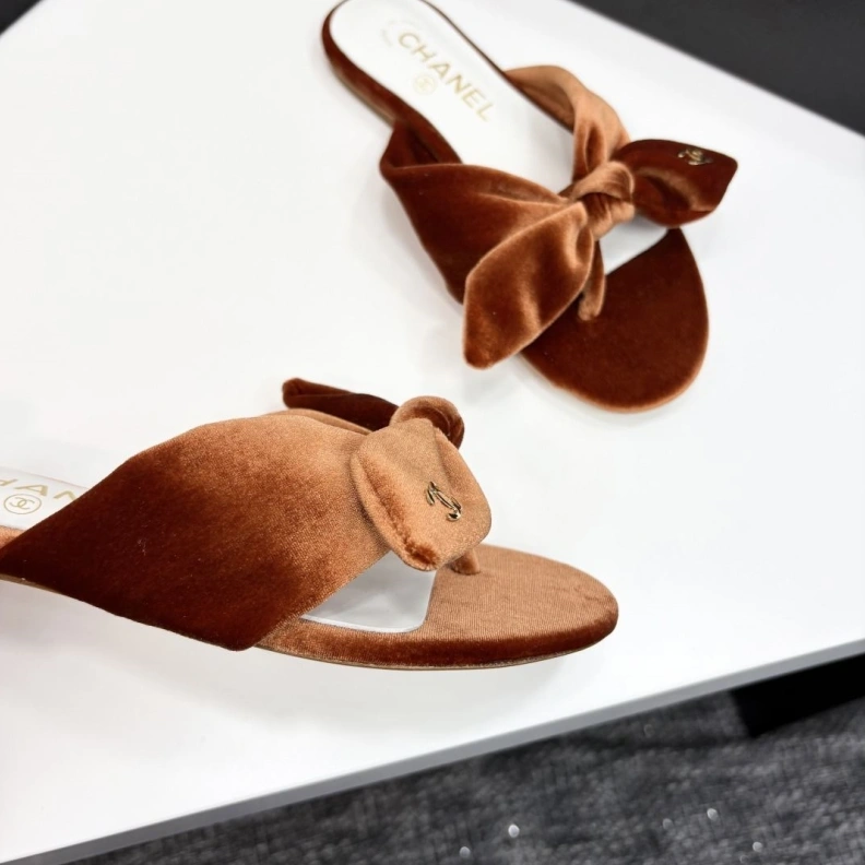 Bright Chxnxl Slippers 119851