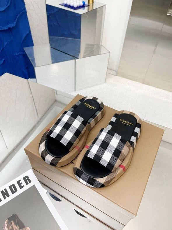 Trendy Bxrbxrry Slippers 114852