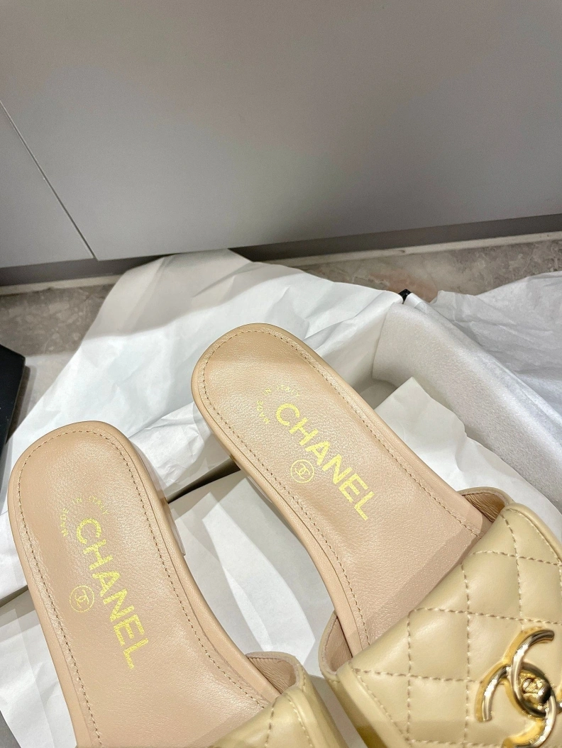 Classic Chxnxl Slippers 119828