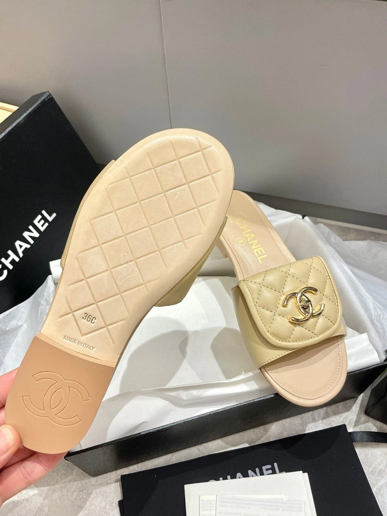 Classic Chxnxl Slippers 119828