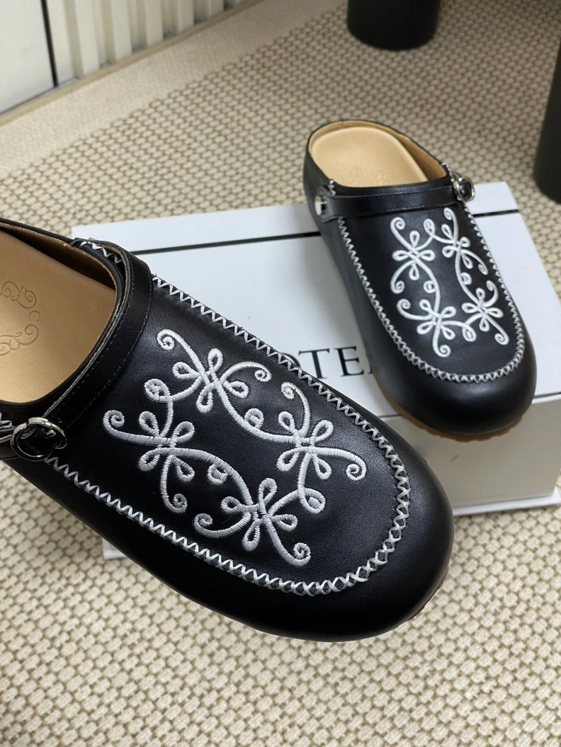 WellDesigned Othxr Slippers 212384