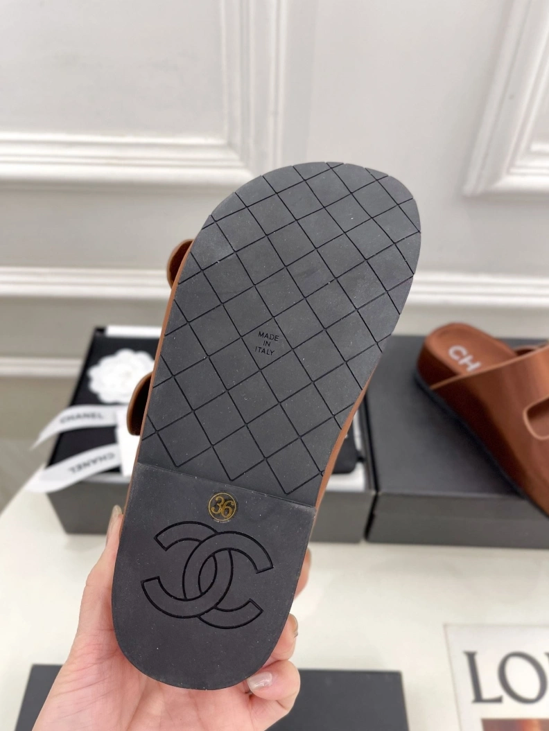 Bold Chxnxl Slippers 119822