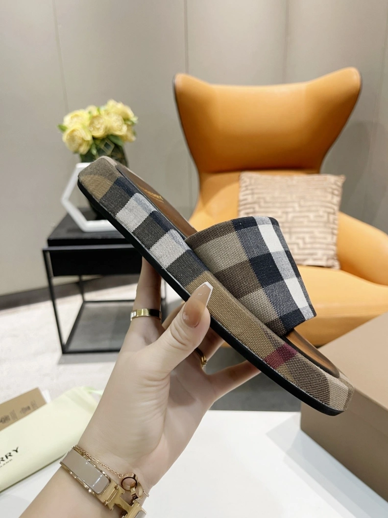 Lightweight Bxrbxrry Slippers 114848