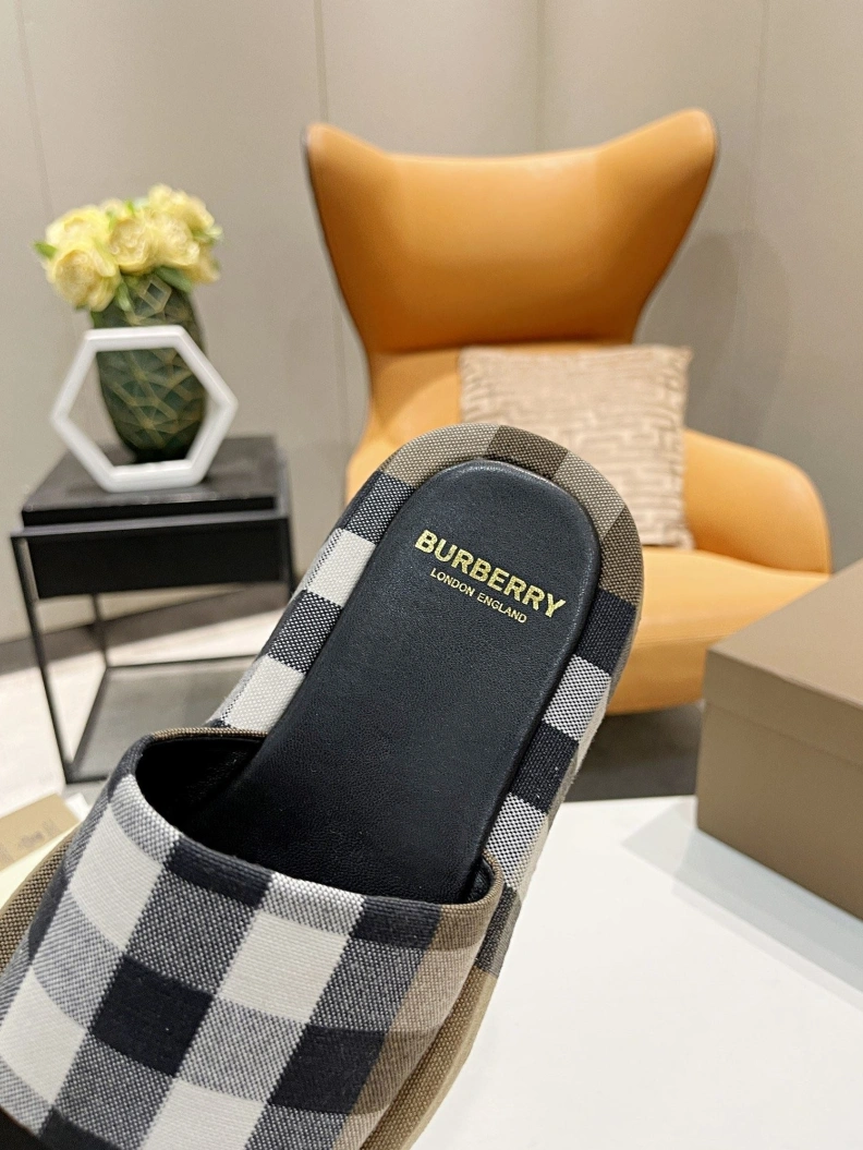 Lightweight Bxrbxrry Slippers 114848