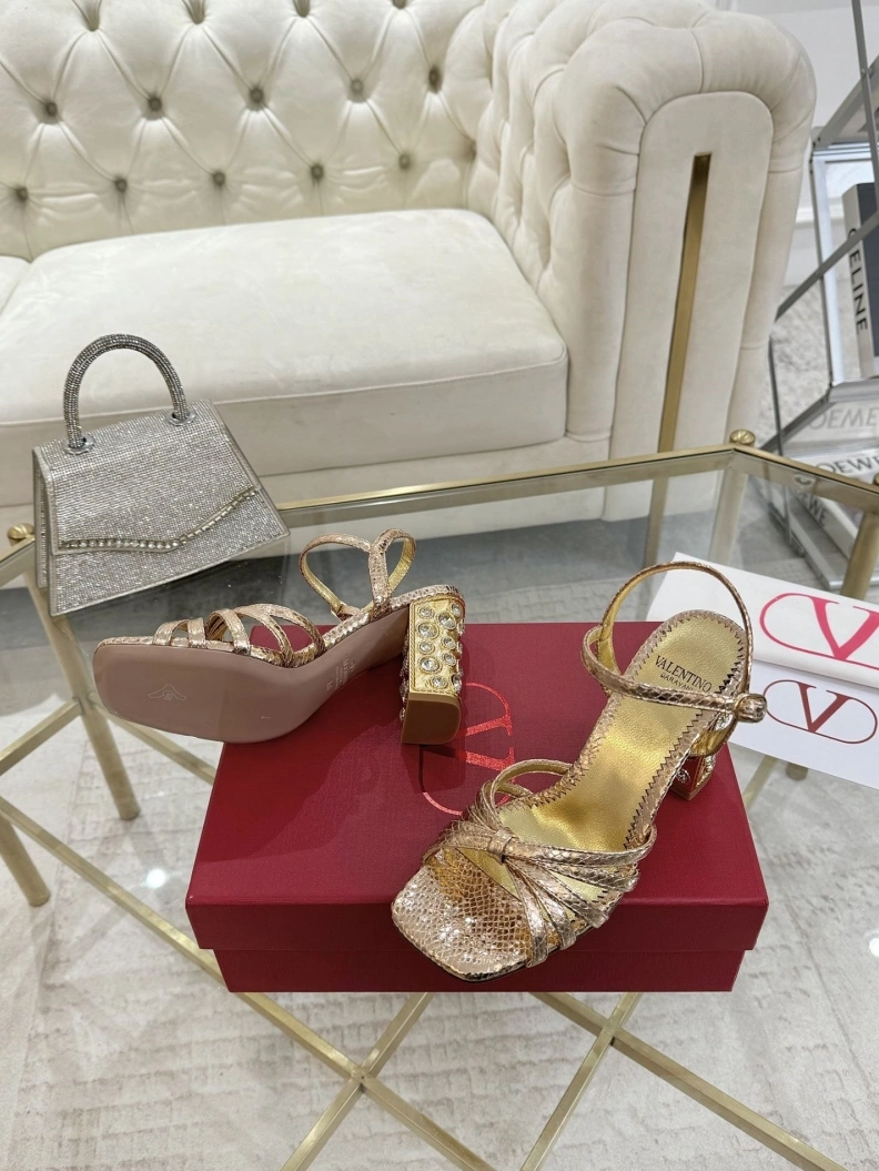 Versatile Vxlxntino Sandals 229615
