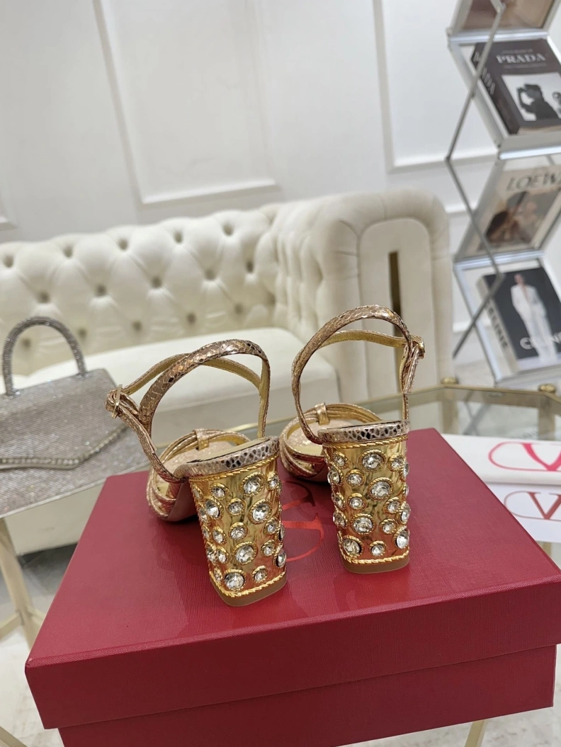 Versatile Vxlxntino Sandals 229615