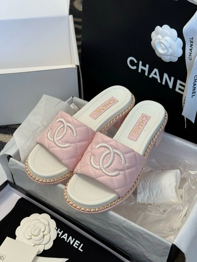 Trendsetting Chxnxl Slippers 119807