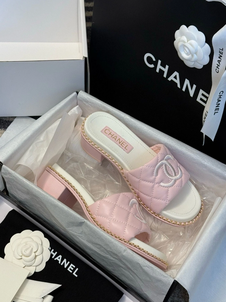 Trendsetting Chxnxl Slippers 119807