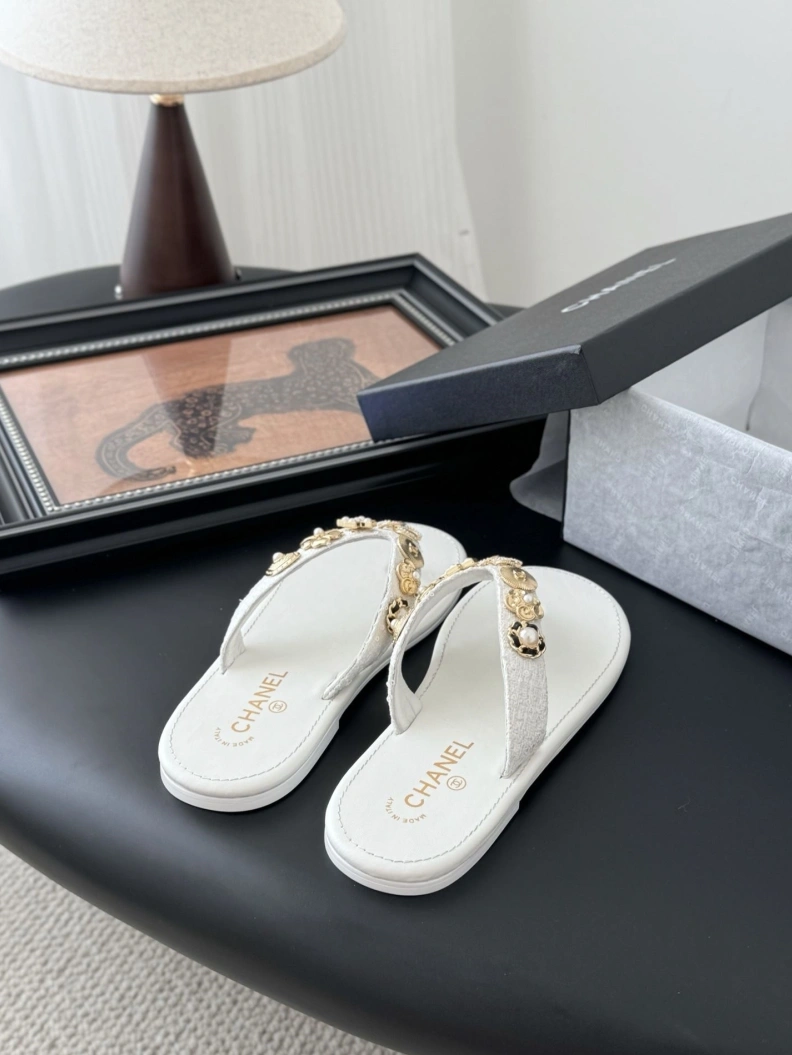 Stylish Chxnxl Slippers 119792
