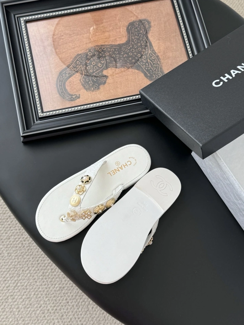 Stylish Chxnxl Slippers 119792