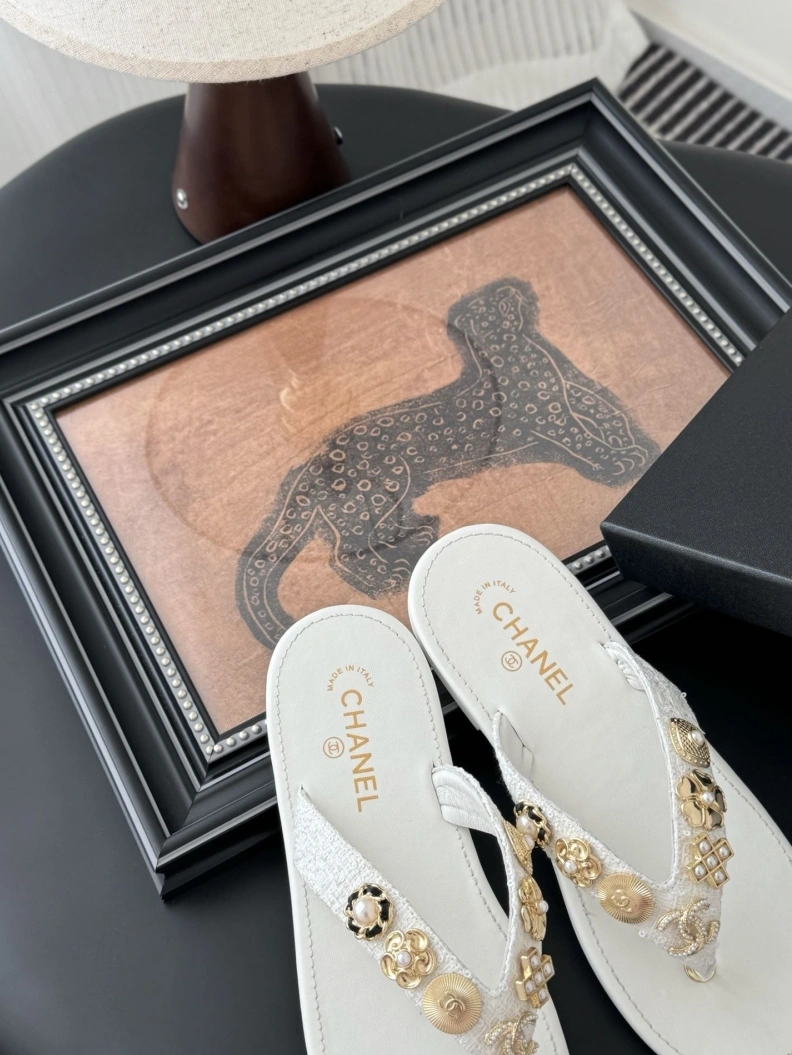 Stylish Chxnxl Slippers 119792