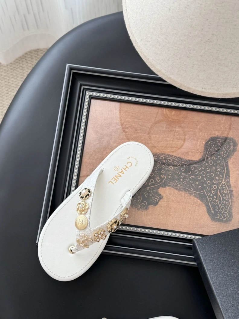 Stylish Chxnxl Slippers 119792