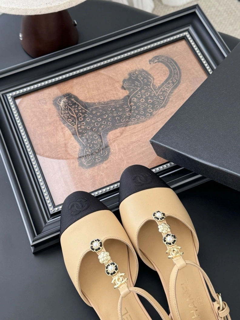 Efficient Chxnxl Sandals 120323