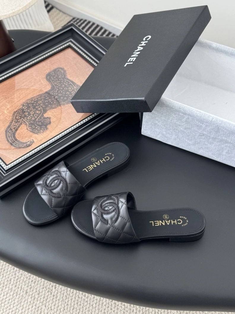 Fashionable Chxnxl Slippers 119775