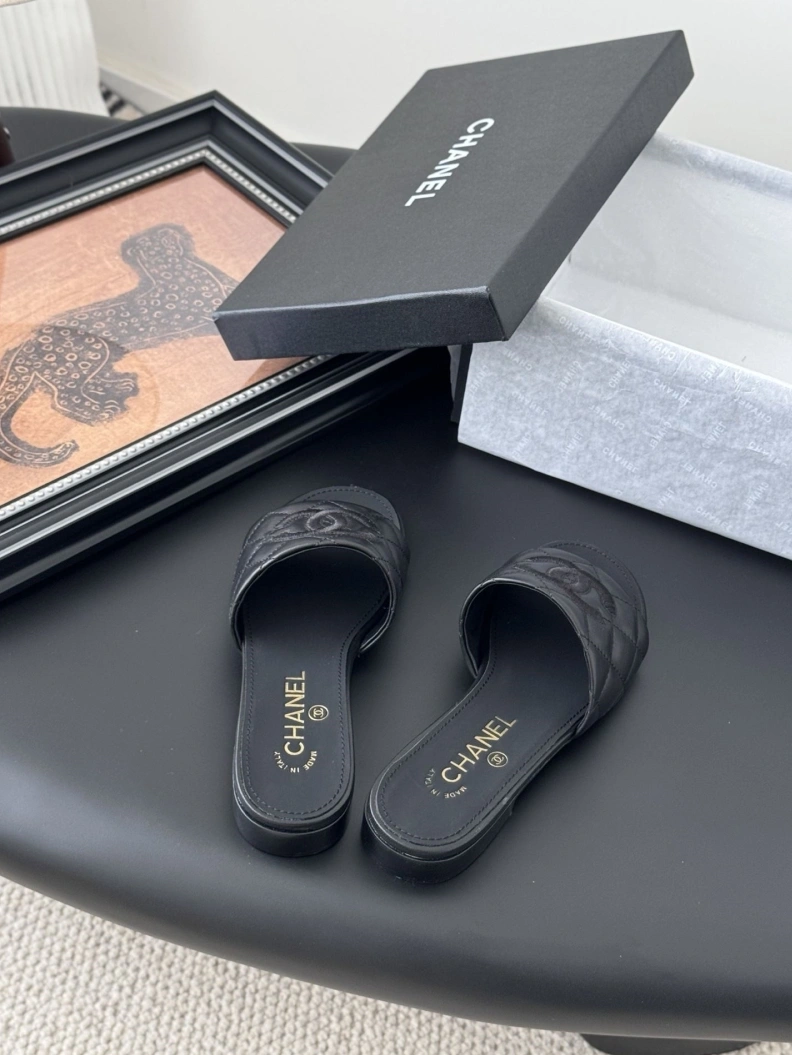 Fashionable Chxnxl Slippers 119775