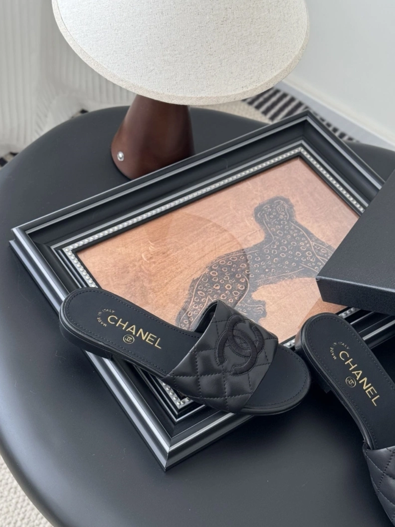 Fashionable Chxnxl Slippers 119775