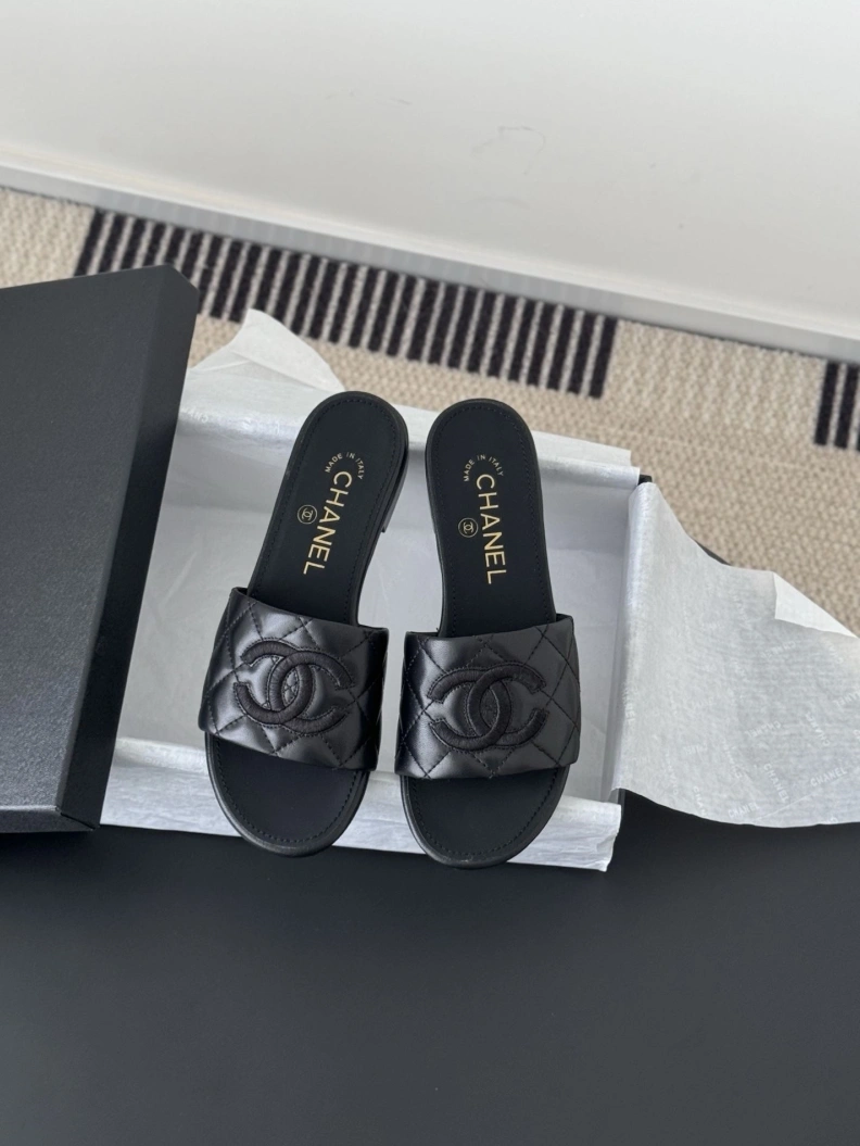 Fashionable Chxnxl Slippers 119775