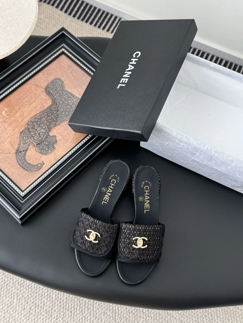 EyeCatching Chxnxl Slippers 119751