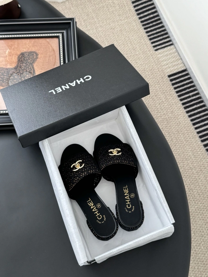 EyeCatching Chxnxl Slippers 119751