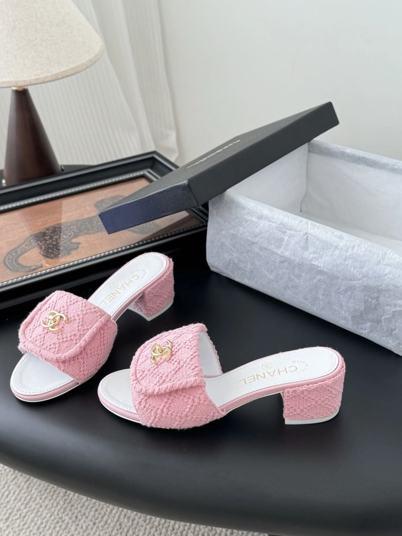 HighQuality Chxnxl Slippers 119748