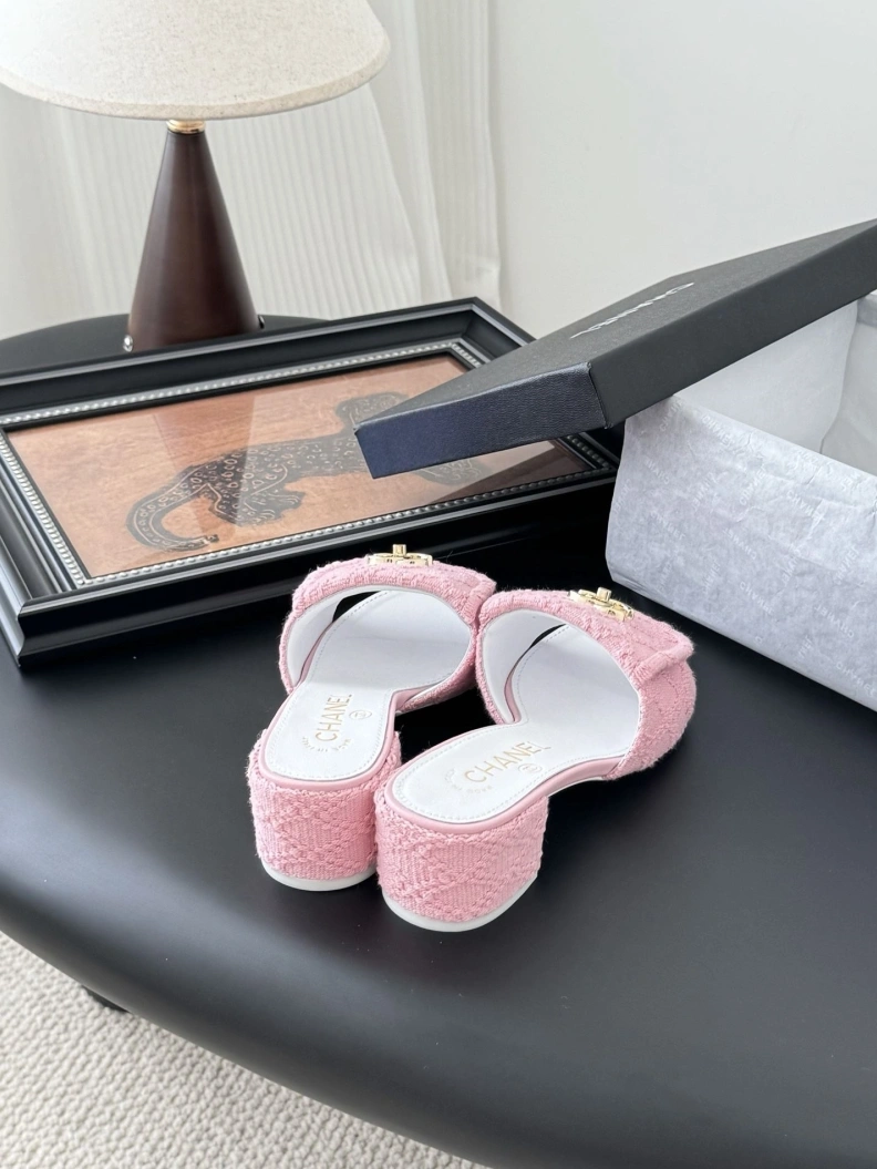 HighQuality Chxnxl Slippers 119748