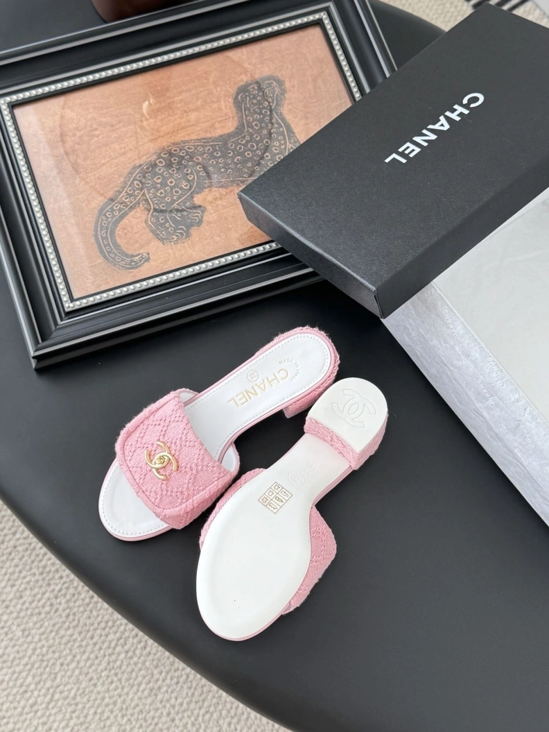 HighQuality Chxnxl Slippers 119748