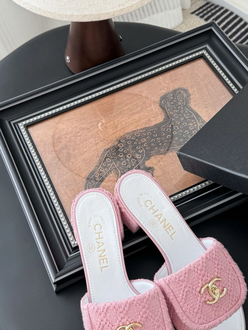 HighQuality Chxnxl Slippers 119748