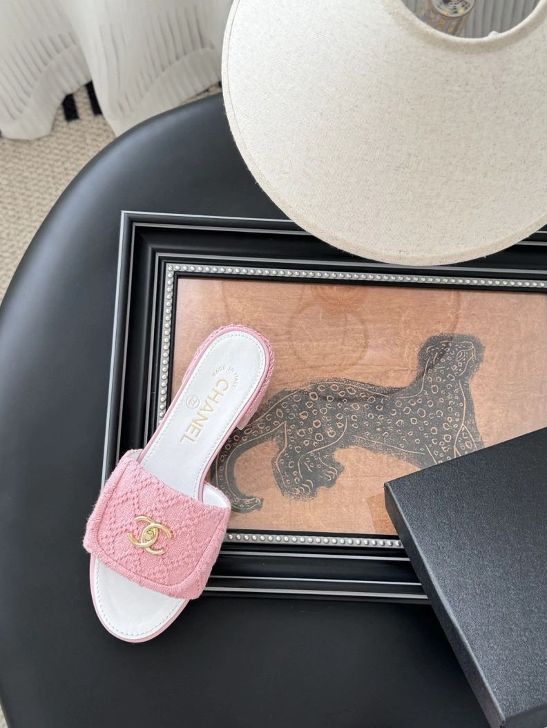 HighQuality Chxnxl Slippers 119748