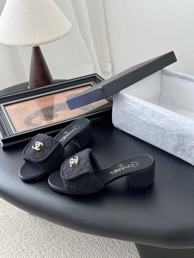 Trendy Chxnxl Slippers 119749